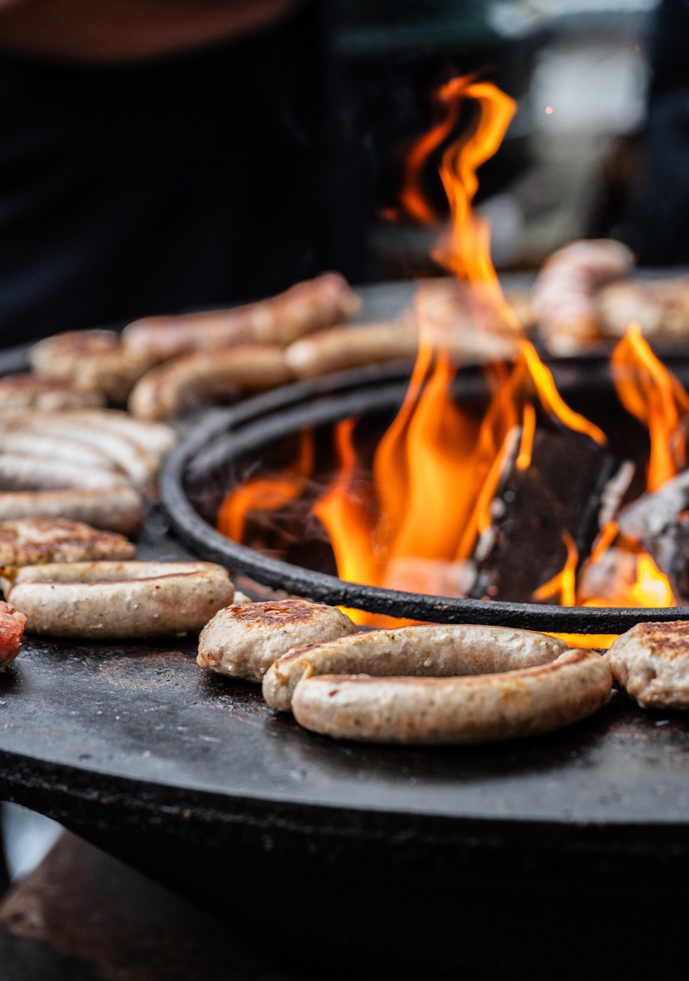 W&uuml;rstchen auf dem Grill beim Cendo Opening