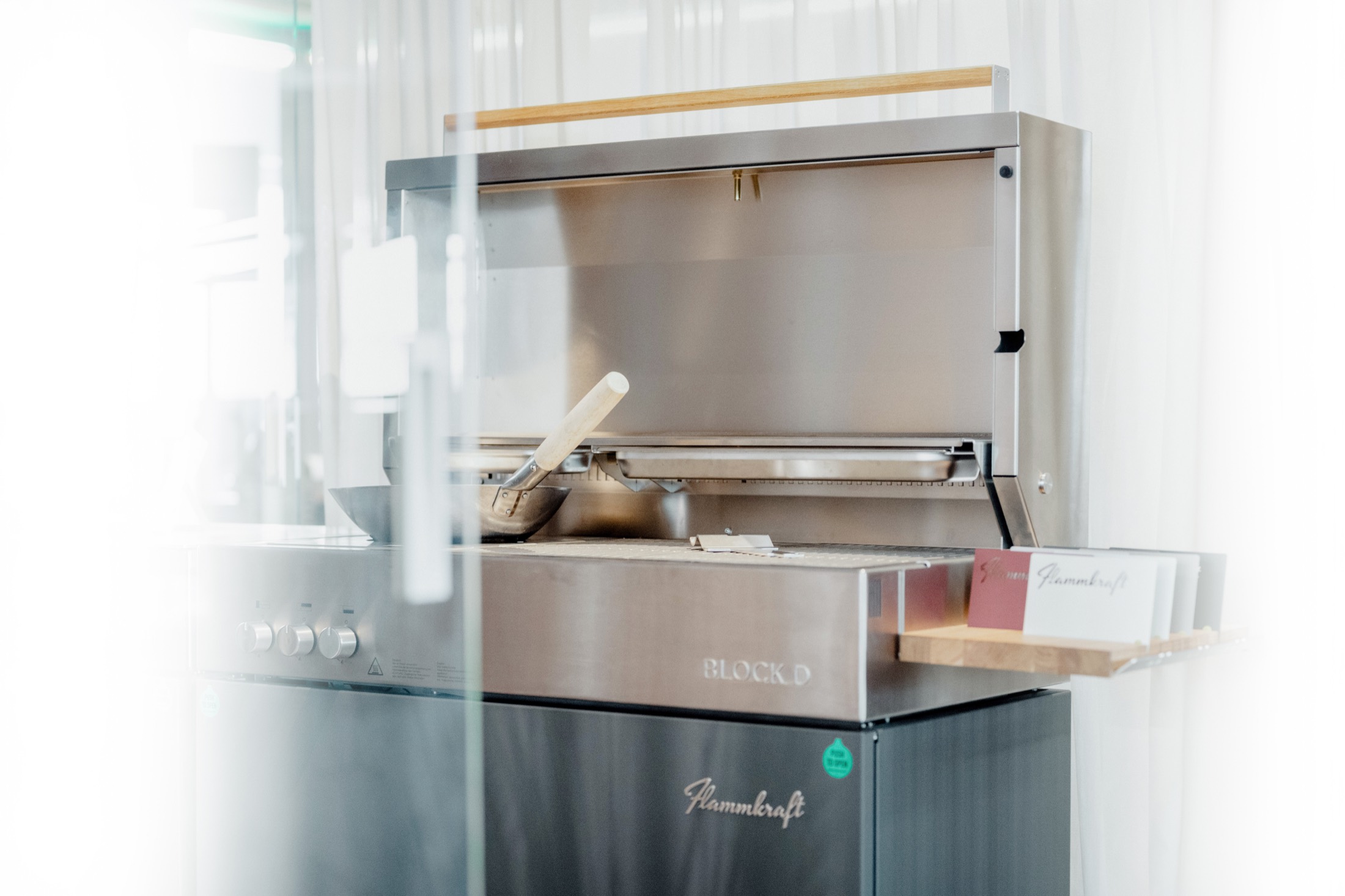 Outdoor-K&uuml;che im Showroom von Cendo