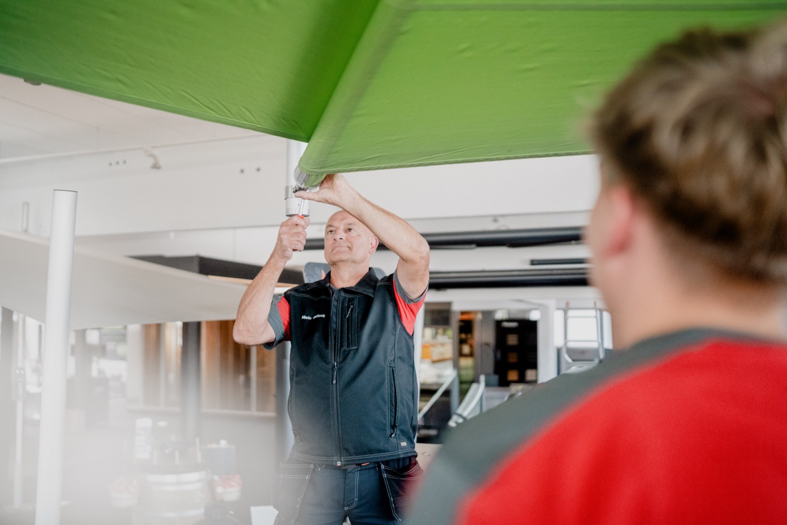 Beratung und Montage an einer Markise im Showroom